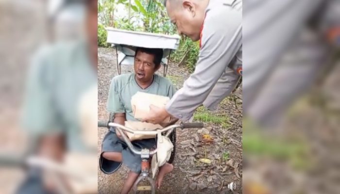 Kanit Binmas Polsek Barebbo Aiptu Muh Anas Berikan Snack kepada Warga Kurang Mampu 