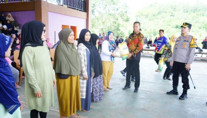 Pj Bupati Enrekang Serahkan Langsung Pangan Murah ke Warga Curio