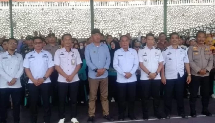 Pemkot Parepare Serahkan Insentif RT-RW, Imam dan Pegawai Syara
