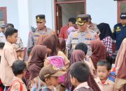 Kapolres Bone Beri Bantuan ke Anak Sekolah Desa Pedalaman