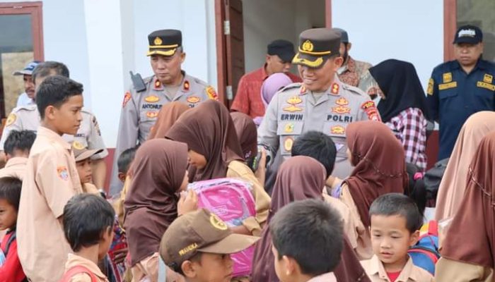 Kapolres Bone Beri Bantuan ke Anak Sekolah Desa Pedalaman