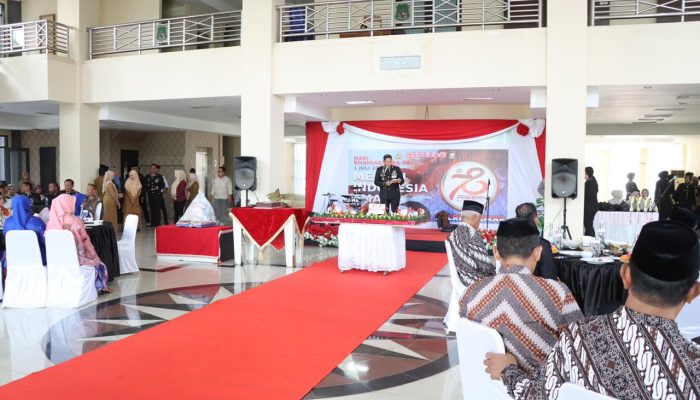 Momen Hari Ulang Tahun Bhayangkara ke-78, Kapolres Sidrap Serahkan Beasiswa ke 15 Pelajar