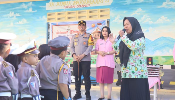 Kapolres Sidrap Baru dan Ketua Bhayangkari Kunjungi TK Kemala