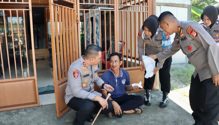 Kapolres Sidrap Beri Pertolongan Cepat pada Korban Kecelakaan Lalu Lintas