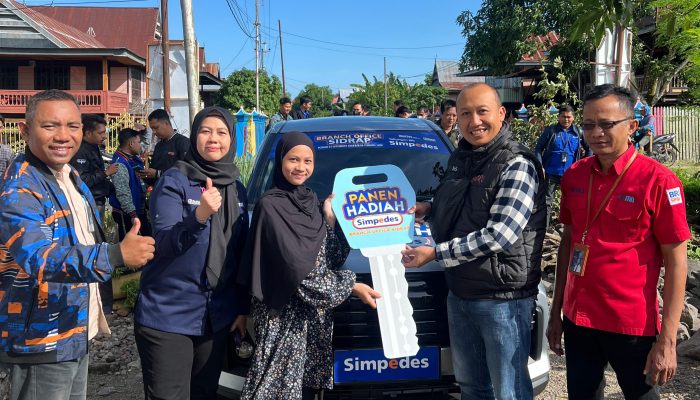 Datangi Rumah Nasabah, BRI Sidrap Serahkan 2 Mobil Hadiah Undian Simpedes