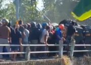 Ricuh! Eksekusi Lahan 4 Haktare di Pinrang, Warga Blokir Jalan dan Serang Aparat