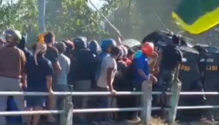 Ricuh! Eksekusi Lahan 4 Haktare di Pinrang, Warga Blokir Jalan dan Serang Aparat