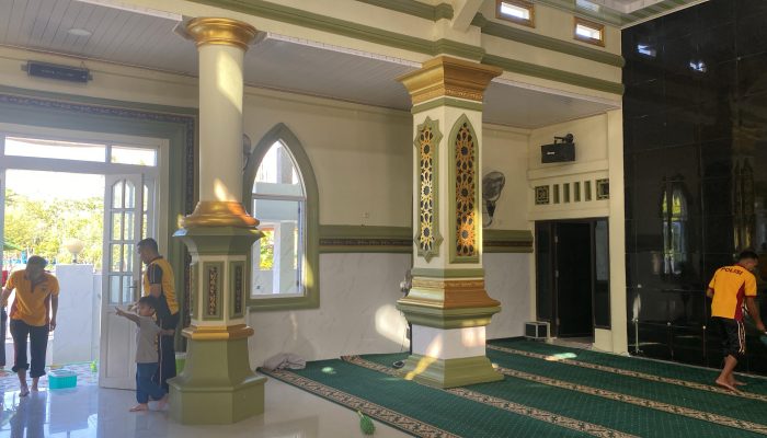 Kepedulian Polres Sidrap, Bersihkan Masjid Nurul Ikhlas untuk Kenyamanan Jamaah