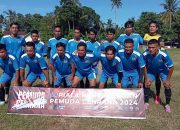 Kadis Pertanian Bagikan Kostum Sepak Bola ke Kelompok Tani
