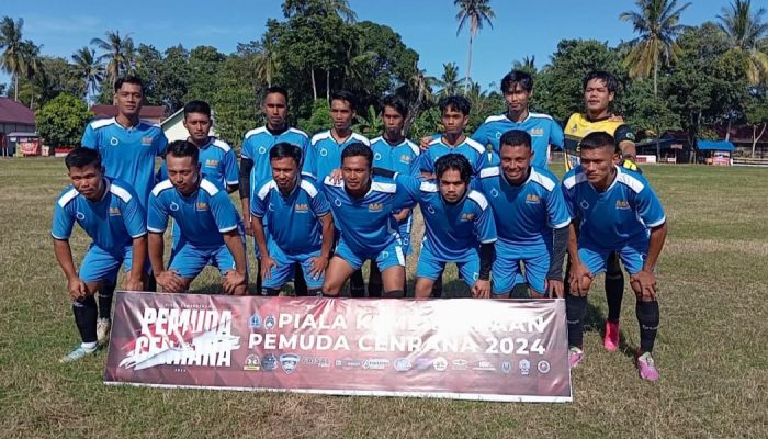 Kadis Pertanian Bagikan Kostum Sepak Bola ke Kelompok Tani