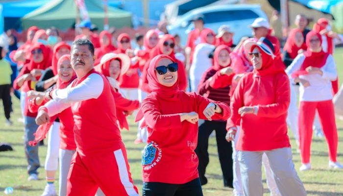 Salam Sehat, Plt Ketua TP PKK Barru Ikuti Senam Massal Merah Putih Tingkat Kecamatan Tanete Rilau