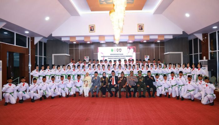 Bupati Kukuhkan 70 Anggota Paskibraka Kabupaten Barru