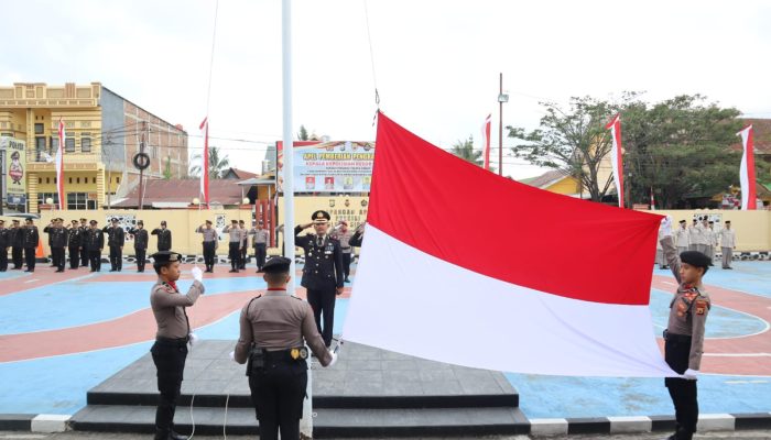 Kibarkan Bendera Merah Putih, Wakapolres Sidrap Pimpin Upacara HUT ke-79 RI di Mako Polres