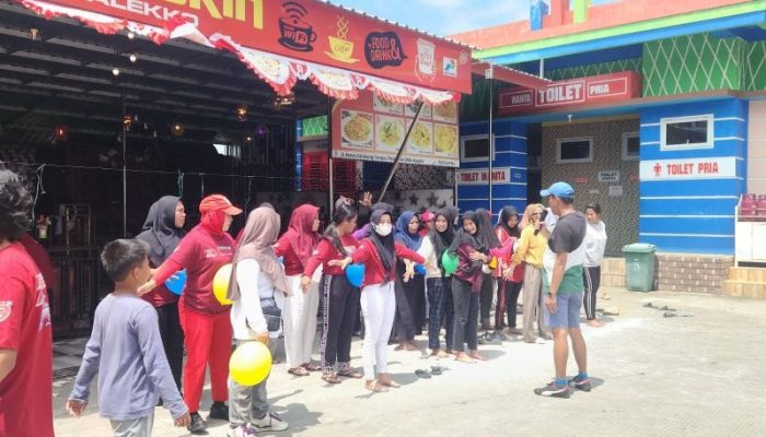 Semarak HUT RI ke-79, Begini Cara Unik Petugas SPBU Asepta Sidrap Sambut Konsumen 