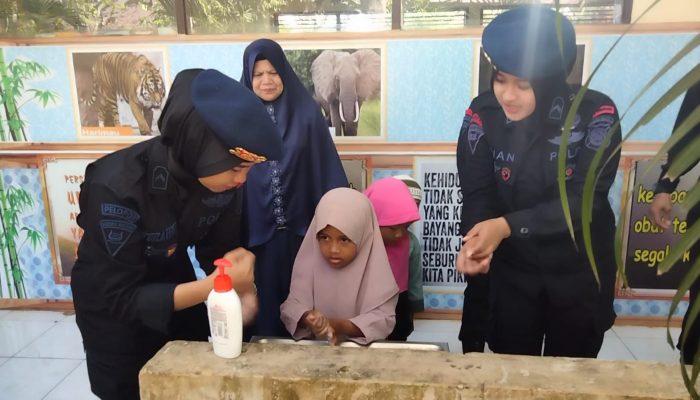 Kapolda Sulsel Lanjutkan Aksi Berbagi Makanan Sehat kepada Murid Sekolah Dasar