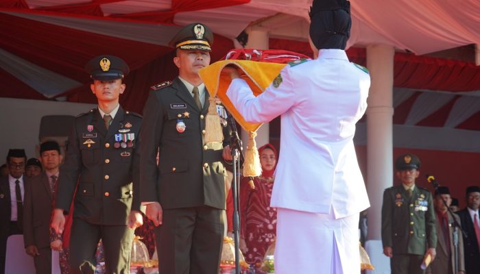 Penurunan Bendera Merah Putih Libatkan Berbagai Elemen Masyarakat