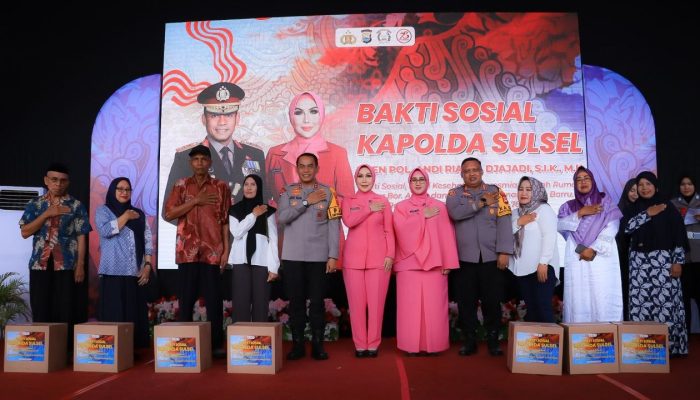 Didampingi Kapolres Barru, Ribuan Paket Sembako di Bagi Kapolda Sulsel 