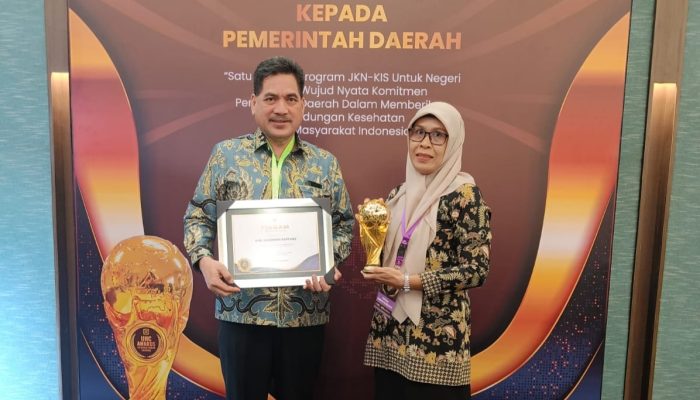 Diserahkan Wapres, Pj Bupati Sidrap Raih Penghargaan Universal Health Coverage