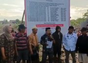 Korban Penggusuran Desa Maroneng, Pinrang Memasang Spanduk Perlawanan 