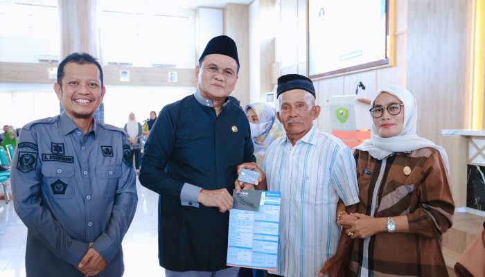Bentuk Kepedulian Pemerintah: Bupati Barru Salurkan BLT kepada 350 KK