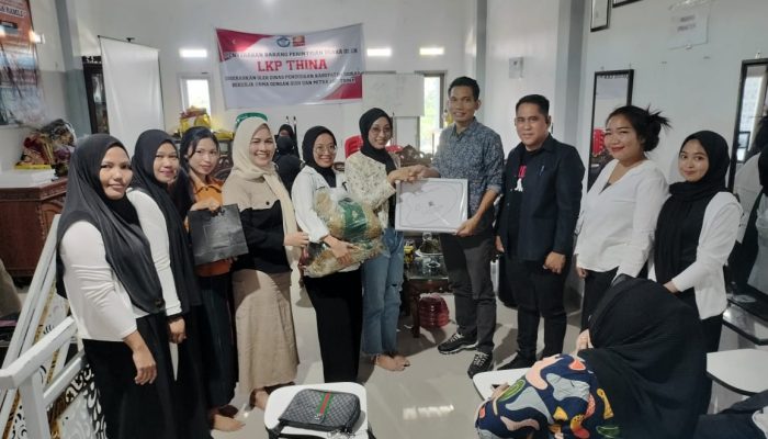 LKP Thina Serahkan Bantuan Perintisan Usaha di Kabupaten Sidrap