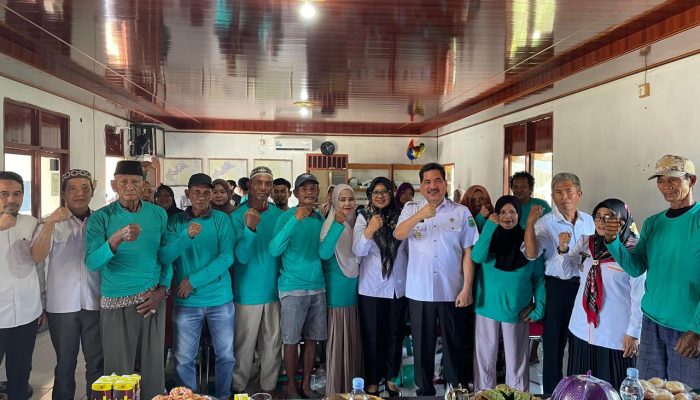 Disnakkan Sidrap Latih Nelayan Membuat Jaring Insang