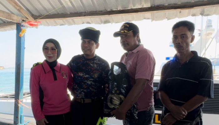 Serukan Pilkada Damai, Kapolda Sulsel Bagikan Ratusan Sembako ke Masyarakat Pulau Lae-lae