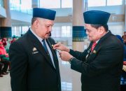 Bupati Barru Serahkan Penghargaan Satyalancana Karya Satya Kepada Sejumlah PNS