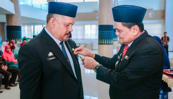 Bupati Barru Serahkan Penghargaan Satyalancana Karya Satya Kepada Sejumlah PNS