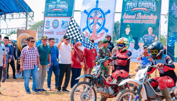 Bupati Barru Kibaskan Bendera Start, Lomba Balap Taxi Gabah BRC Cup IV 2024 Resmi Dimulai