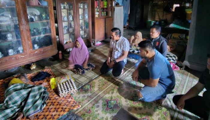 Giat Jumat Berkah, Reskrim Polres Sidrap Sambangi Nenek Lumpuh Berusia Lebih 100 Tahun