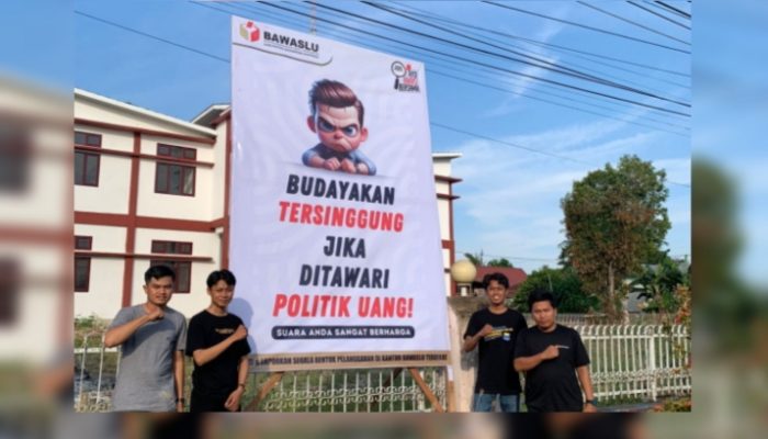 Panwascam di Sidrap Pasang Baliho Edukasi “Budayakan Tersinggung Jika Ditawari Politik Uang”, Cegah Pelanggaran Pilkada