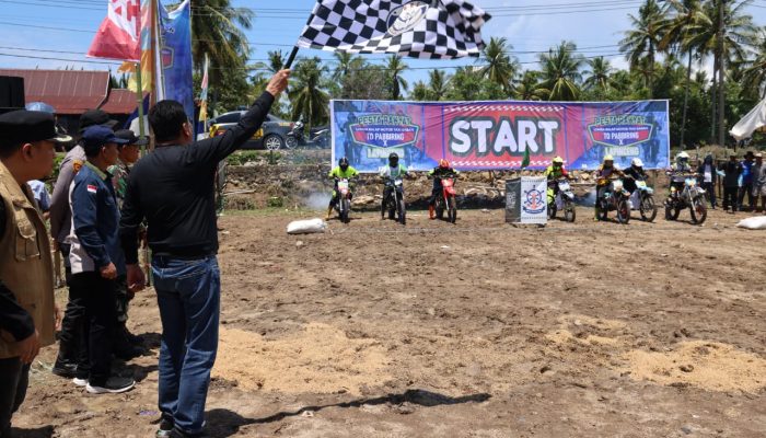 Kibaskan Bendera Star, Bupati Barru Buka Lomba Balap Motor Taxi Gabah To Pabbiring