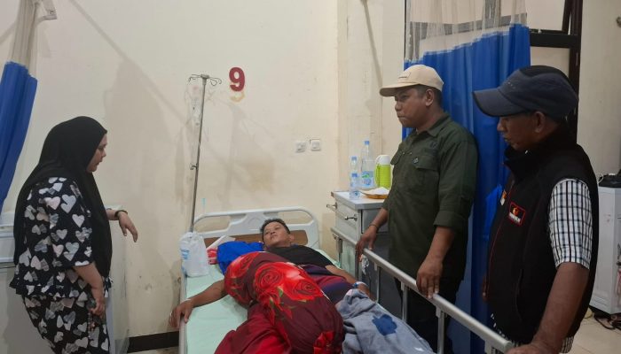 Ketua Bawaslu Sidrap Kunjungi Anggota PTPS yang Sedang Menjalani Perawatan