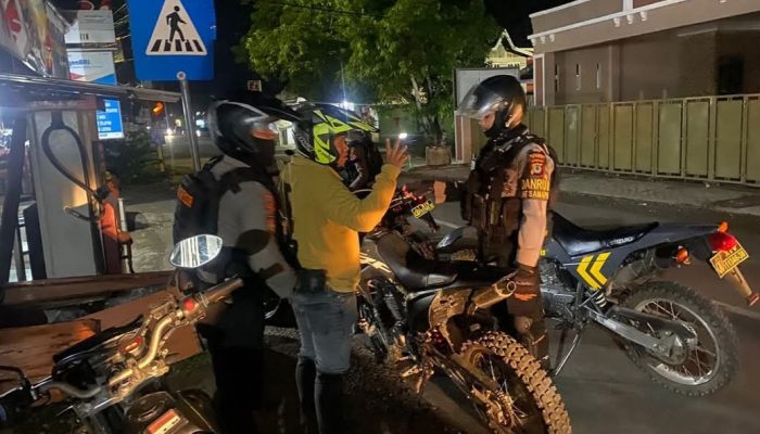 Ciptakan Keamanan Kondusif, Unit Turjawali Sat Samapta Tingkatkan Patroli Malam di Bone