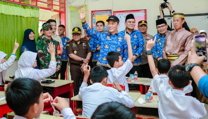 Pj Gubernur Sulawesi Selatan Didampingi Bupati Barru Tinjau Uji Coba Program Makan Bergizi