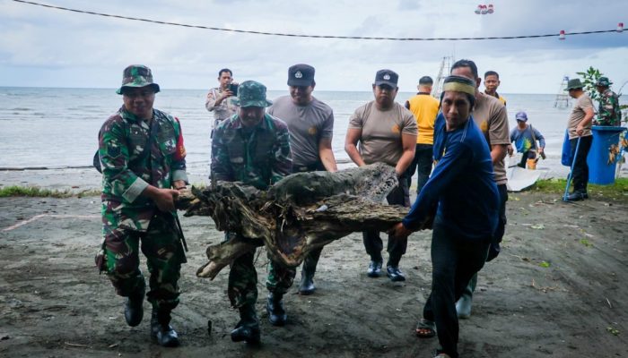 Sinergitas TNI-Polri Warnai Peringatan Hari Juang TNI-AD di Pantai Padongko