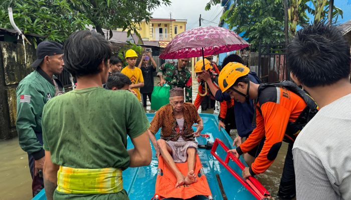 Polri Gerak Cepat Evakuasi Warga Terdampak Banjir di Sulawesi Selatan