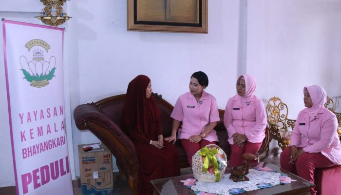 Solidaritas Bhayangkari Sidrap: Jenguk Anggota yang Sakit dengan Doa dan Kasih