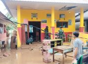 Personel Gabungan TNI Bersihkan Dampak Banjir di Barru