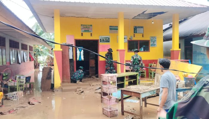 Personel Gabungan TNI Bersihkan Dampak Banjir di Barru