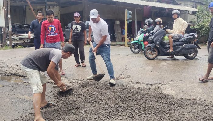 Aksi Cepat Tanggap: Bupati Sidrap Terpilih Instruksikan Perbaikan Jalan Berlubang 