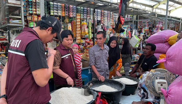 Satuan Reskrim Polres Wajo Cek Harga dan Ketersediaan Bahan Pokok di Pasar dan Gudang Bulog