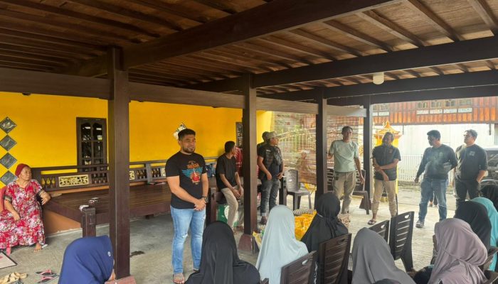 Resmob Polres Sidrap Bagikan Sembako kepada Warga Kurang Mampu