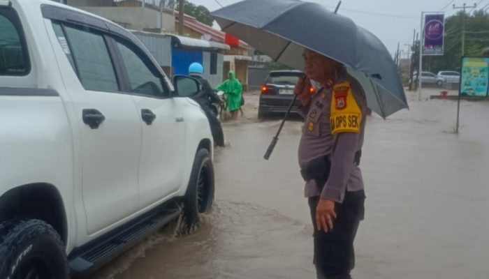 Kapolsek Tellu Limpoe Pimpin Langsung Penanganan Banjir di Wilayahnya