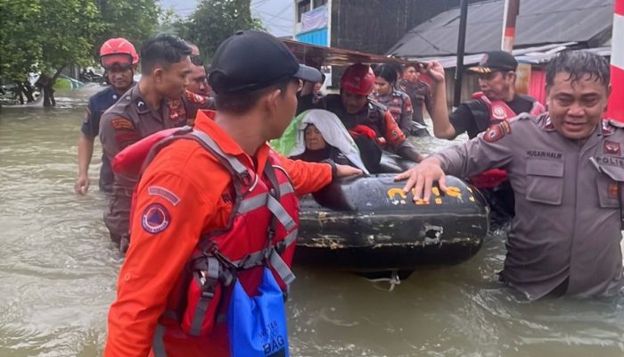 Aksi Heroik Pammat Subdit Gasum Polda Sulsel Selamatkan Balita dan Lansia dari Banjir Makassar