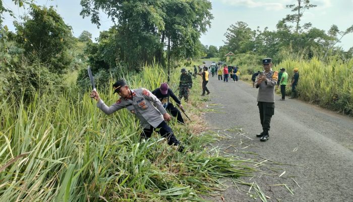 Kolaborasi Polri dan Masyarakat: Jumat Bersih, Bahu Jalan Pitu Riase Jadi Lebih Rapi