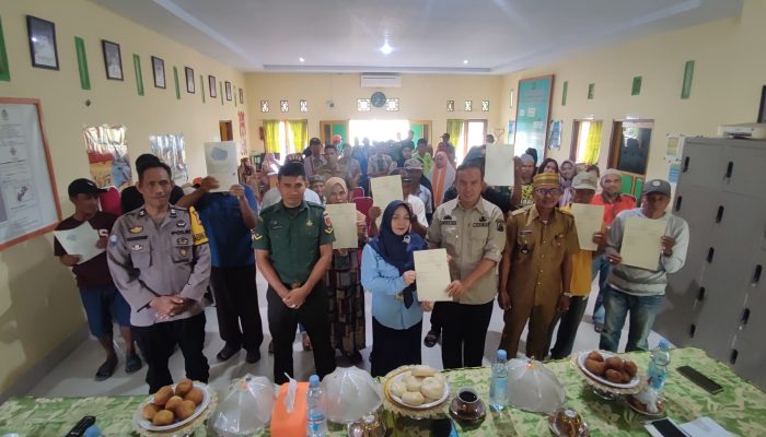 BPN Sidrap Serahkan 300 Sertifikat Redistribusi Tanah di Desa Lagading