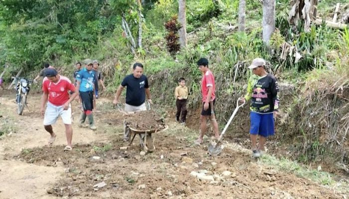 Pemdes Leppangeng Laksanakan Jumat Bersih dan Gotong Royong Perbaikan Jalan