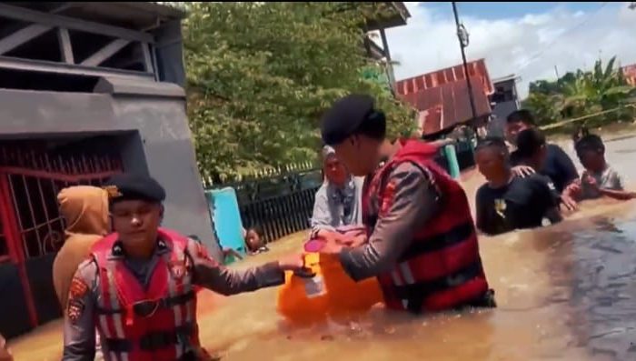 Polri Gerak Cepat Evakuasi Warga Terdampak Banjir di Makassar dan Maros